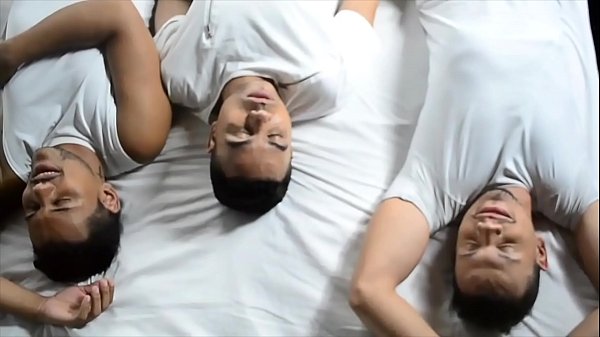 FESTA DE ANO NOVO ACABA EM SEXO A TRÊS COM OS APIMENTADOS