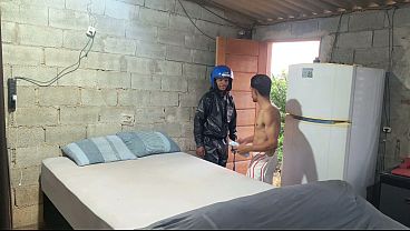 MOTOBOY VEIO FAZER A ENTREGA DEIXEI CAIR A TOALHA E ELE SOCOU A ROLA NO MEU CU SEM DO