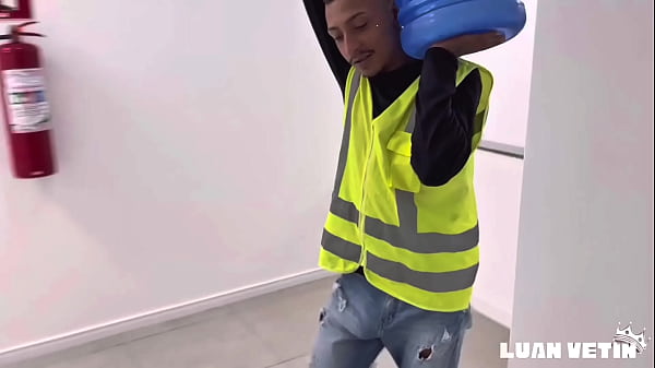 Putinho safado pediu água, mais tava doido na rola do entregador !!!