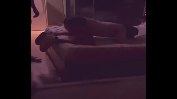 recibo al repartidor de pizza en cuatro en la cama y le doy propina para que me folle