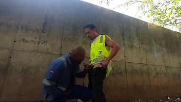 Trabalhadores flagrados atrás da obra transando