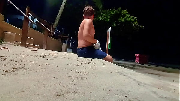 Beach Bulge Gets Wet – Public Exhibitionist Shorts Tease