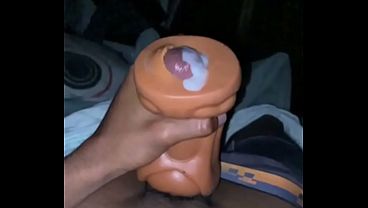 POV, escucha como hablo sucio en español mientras masturbo mi gran polla negra con mi fleshlight hasta conseguir una corrida jugosa de mi BBC