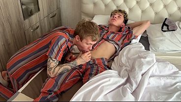 woke up with a blowjob, a guy with a big dick fucks a twink’s tight ass and cums